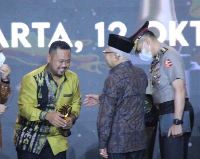 Wapres Ma'ruf Amin memberi ucapan selamat kepada Bupati Gresik Fandi Akhmad Yani usai menerima Anugerah Layanan Investasi Terbaik Nasional, di Jakarta (12/10/2022). SP/Grs