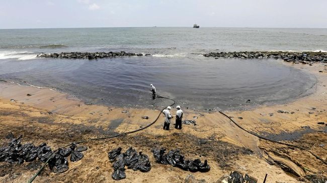 Ilustrasi tumpahan minyak. Foto:Reuters/Dinuka Liyanawatte.