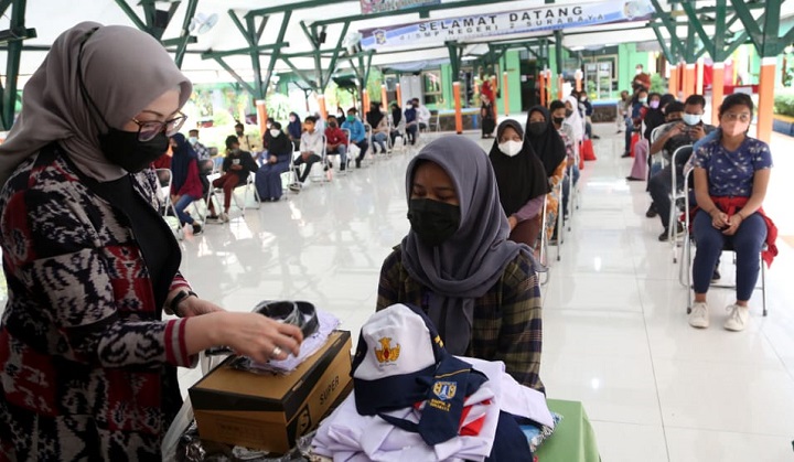 Pembagian seragam di SMPN 2 Surabaya, Jalan Kepanjen No 1 Kecamatan Krembangan Kota Surabaya, Kamis (30/12). SP/Alqomar