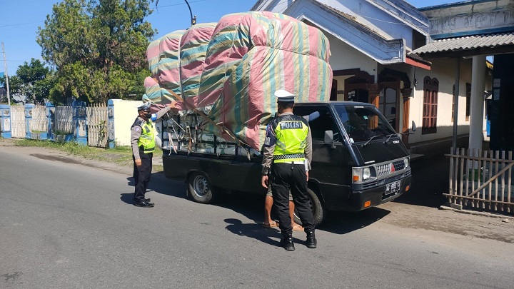 Salah satu pengendara dihentikan petugas karena melakukan pelanggaran. SP/Lestariono