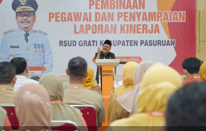 Pj Bupati Adriyanto saat pembinaan pegawai dan penyampaian laporan kerja di RSUD Grati.