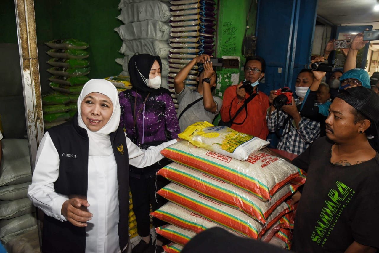 Gubernur Jatim Khofifah Indar Parawansa saat meninjau operasi pasar di Pasar Larangan Sidoarjo. Foto: Pemprov Jatim.