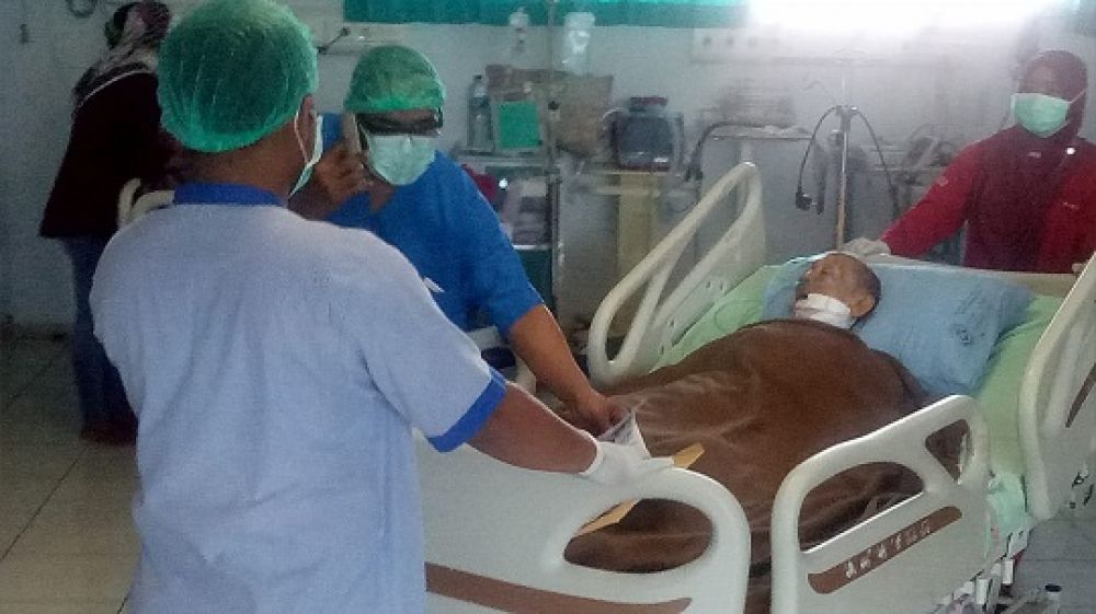 Korban Yasin hingga saat ini masih menjalani perawatan di rumah sakit setelah digorok anak korban. SP/Dwy