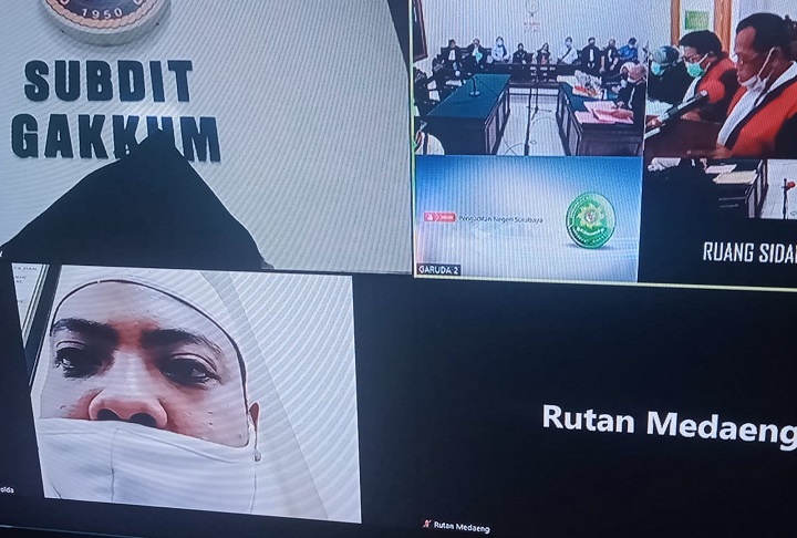 Terdakwa Bagus Prasetyo dalam perkara perencanaan pembunuhan, menjalani sidang di ruang Garuda 2 PN.Surabaya, secara online, Selasa (16/11/2021). SP/Budi Mulyono