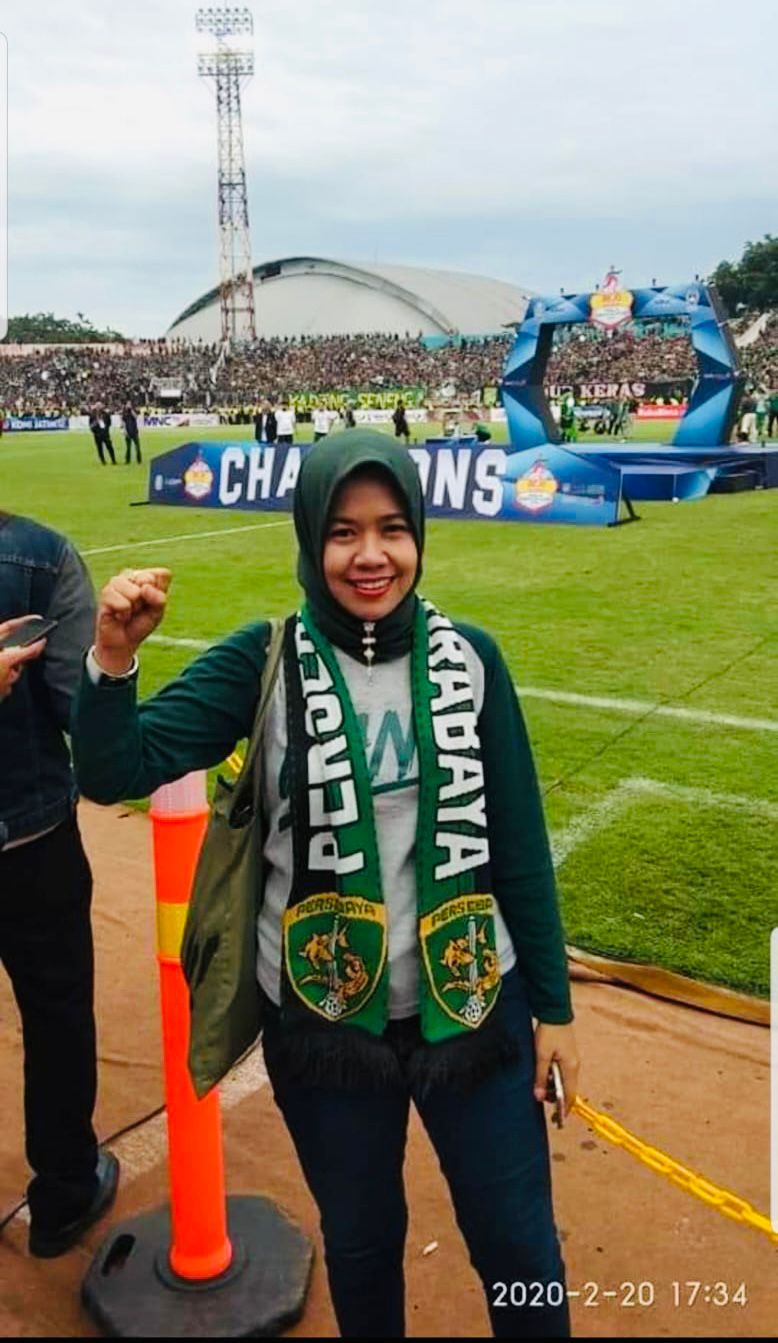Suporter Persebaya Siti Rafika Hardhiansari atau akrab disapa Mbak Fika