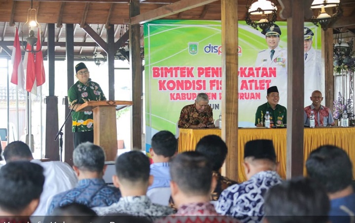 Kepala Dispora kabupaten Pasuruan saat membuka bimtek atlet.