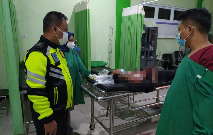 Petugas saat membawa korban ke rumah sakit untuk mendapat pertolongan