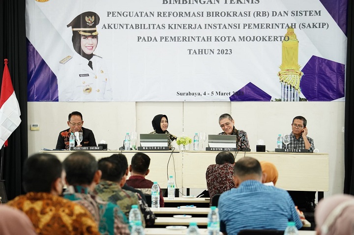Wali kota Mojokerto membuka Bimtek Penguatan RB-SAKIP di Hotel Dafam Pacific Caesar, Surabaya
