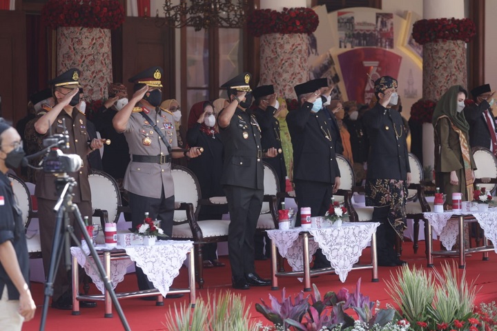 Kapolres Pasuruan AKBP Erick Frendriz, S.I.K., M.Si. bersama Kapolres Pasuruan Kota, dan Komandan Kodim 0819 Pasuruan serta Forkopimda Kabupaten Pasuruan mengikuti upacara HUT Jatim ke - 76 di Pendopo Kabupaten Pasuruan. SP/Her
