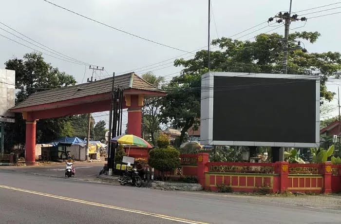 Kondisi videotron di depan Masjid Cheng Hoo Pandaan yang sudah lama tak berfungsi.