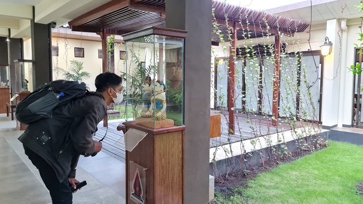 Celengan antik peninggalan cagar budaya yang berjajar manis di kaca etalase koridor rumah rakyat. SP/Dwy Agus Susanti