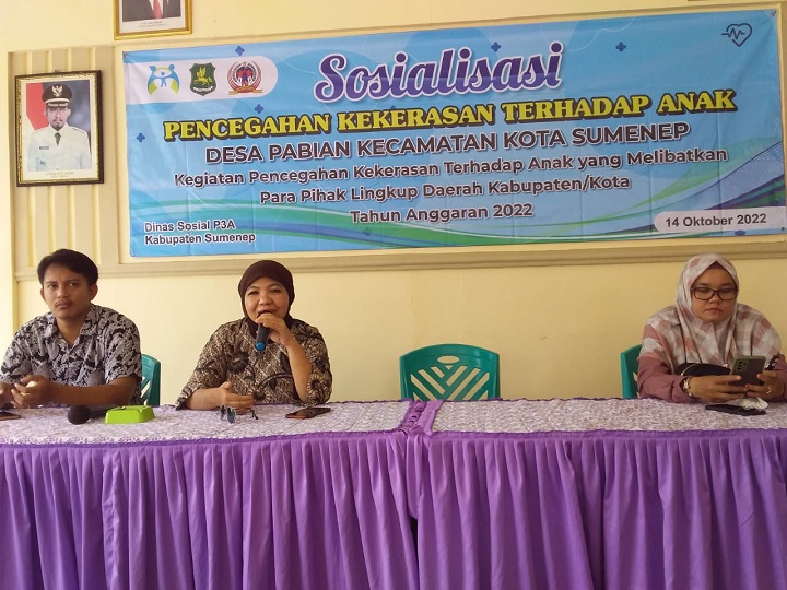 Kepala Bidang (Kabid) Perlindungan anak Dinas Sosial Kab. Sumenep,  dr. Dwi Regnani, M. Kes, bersama Nurul Sugiati S.Pdi Ketua Lembaga Perlindungan anak (LPA) Sumenep, di Balai Desa Pabian Kota Sumenep. SP/Ainur Rahman