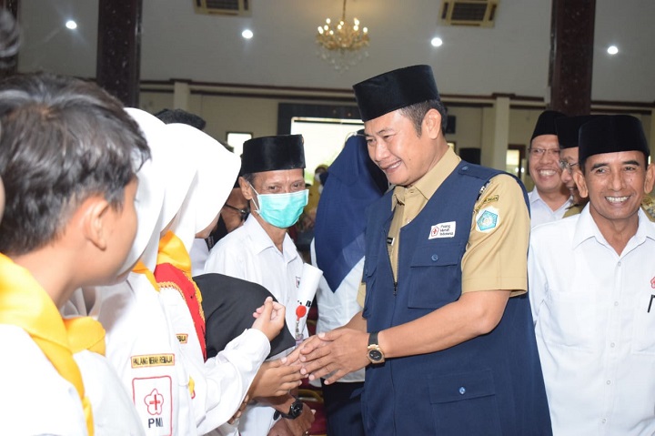 Bupati saat menyalami para pengurus PMI tingkat Kecamatan yang baru dikukuhkan. SP/MUHAJIRIN KASRUN