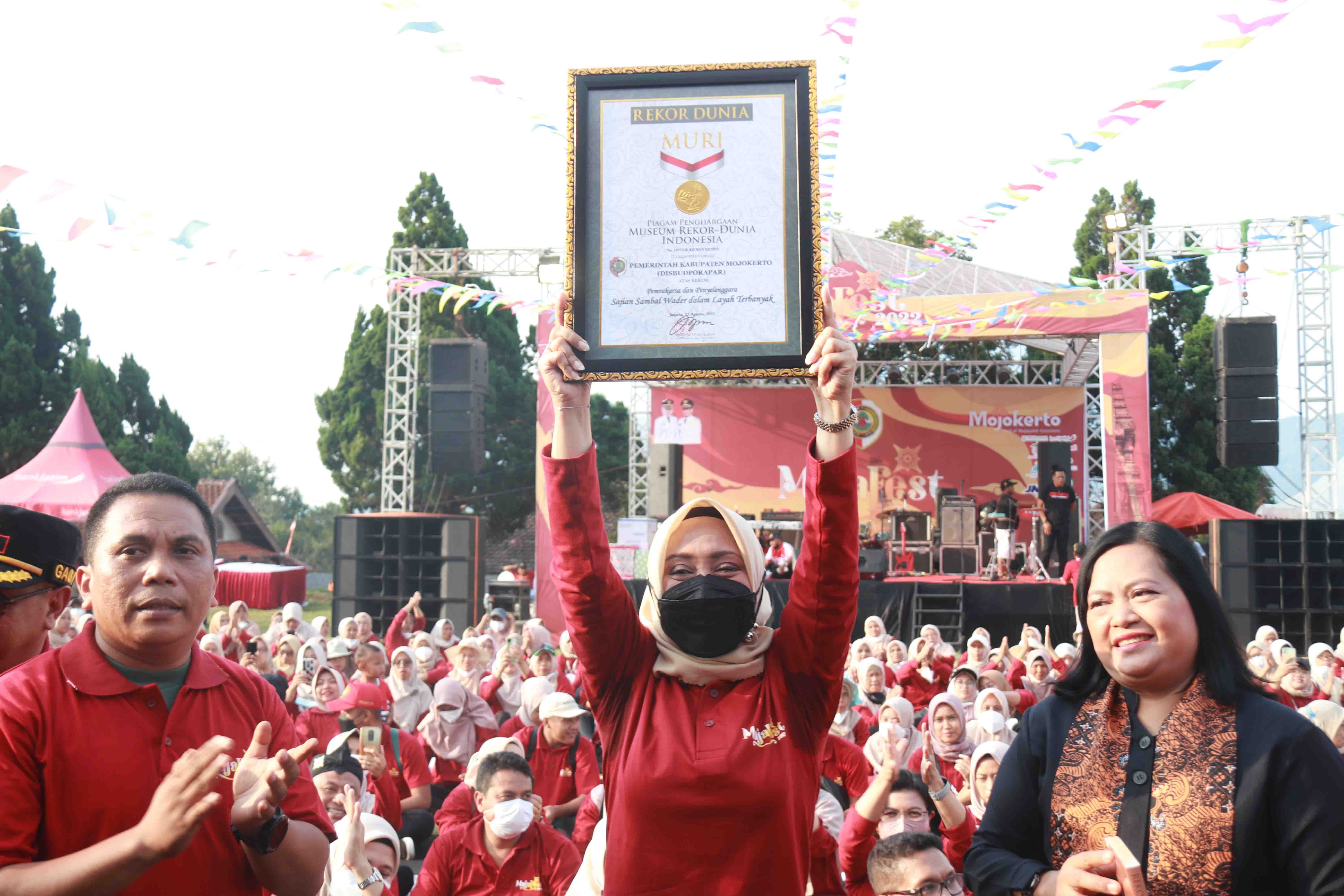 Bupati Mojokerto Ikfina Fahmawati saat mengangkat piagam rekor MURI