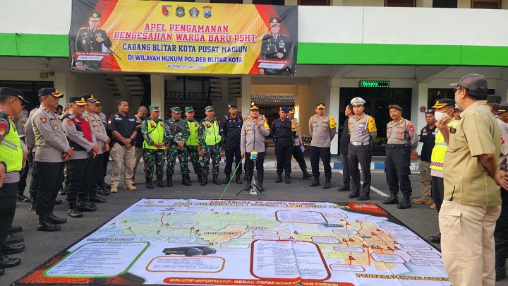 Kapolres Blitar Kota AKBP Argowiyono pimpin Apel kesiapan pengamanan Pengesahan PSHT di wilayah Hukum Polres Blitar Kota. SP/Lestariono