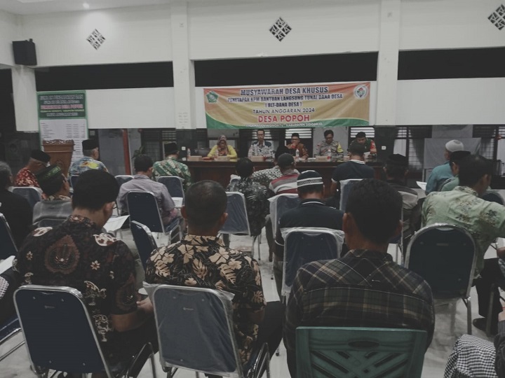 Kegiatan Musdesus penetapan calon keluarga penerima manfaat BLT-DD di pendopo kantor desa Popoh. SP/Jum