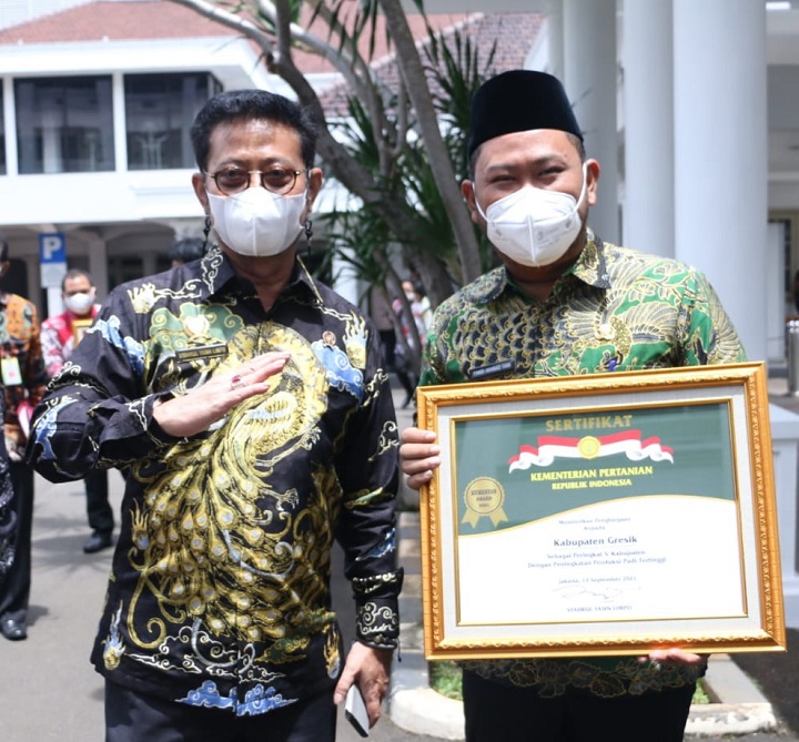 Bupati Gus Yani bersama Menteri Pertanian Syahrul Yasin Limpo usai menerima penghargaan Abdi Bakti Tani di Jakarta. SP