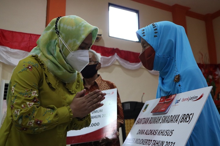 Wali Kota Mojokerto, Ika Puspitasari saat saat silaturahmi dan penyerahan secara simbolis buku tabungan kepada 30 orang penerima manfaat di Aula Kecamatan Magersari, Kota Mojokerto, Jumat (27/8/2021) sore. SP/Dwy AS