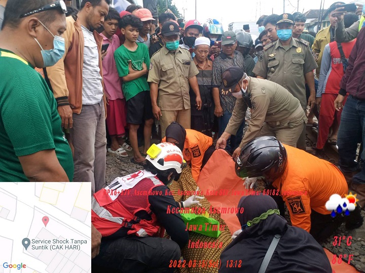 Petugas mengevakuasi jenazah korban.