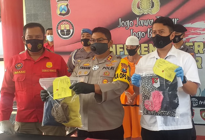 Kapolres Blitar AKBP Ahmad Fanani tunjukan BB di dampingi AKP Deni Kristiyan dan AKP Imam Subchi. SP/Les