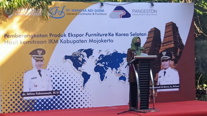 Bupati Mojokerto, Ikfina Fahmawati saat pemberangkatan produk ekspor meubel ke negeri gingseng Korea Selatan ini merupakan hasil kemitraan IKM Kabupaten Mojokerto dengan PT Wangsa Adi Guna (general contractor dan furniture). SP/Dwy AS