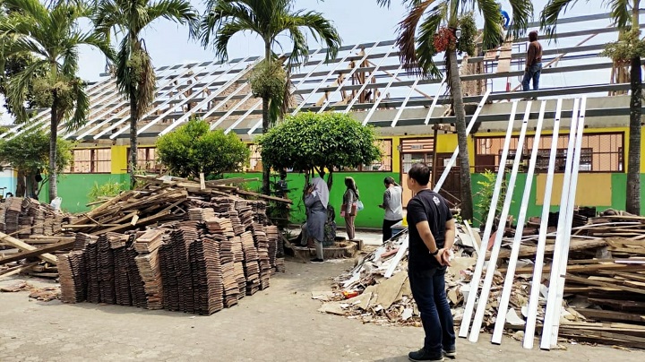 Kepala Bidang Sarana Prasarana (Sarpras) Sekolah Dinas Pendidikan Kabupaten Mojokerto, Adi Mahendarto saat melakukan Sidak perbaikan sekolah di SDN Kertosari, Kecamatan Kutorejo.
