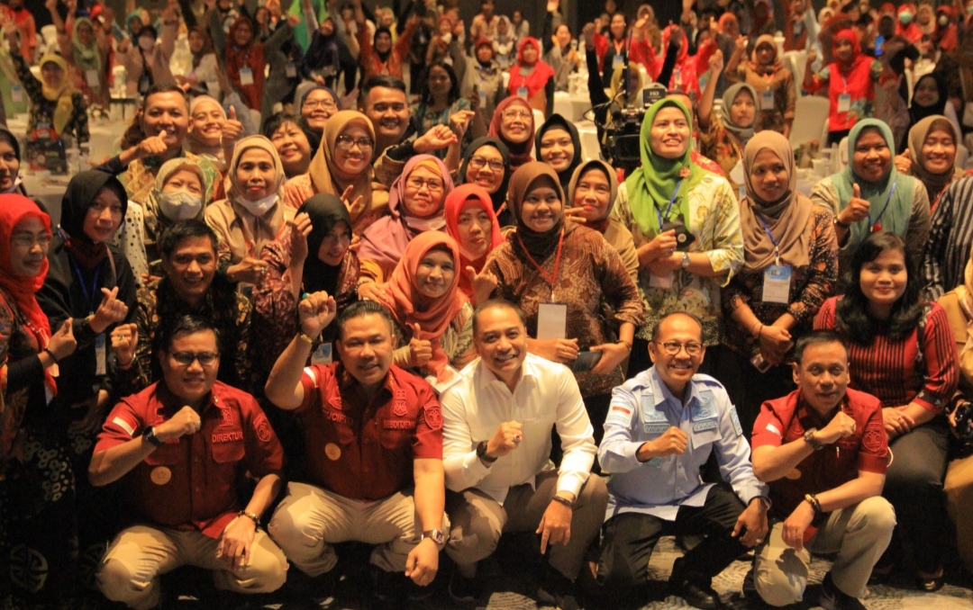 Wali Kota Eri Cahyadi, Kakanwil Kemenkumham Jatim Imam Jauhari, Sesditjen DJKI dan pelaku UMKM saat foto bersama.