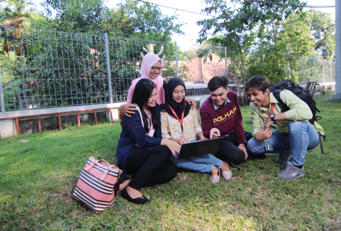 Mahasiswa mengakses laboratorium virtual melalui website dari luar kampus. SP/SIG