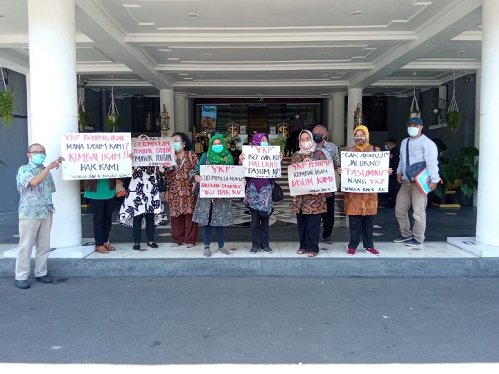 Warga RW X YKP Rungkut Kidul melakukan aksi demo di Balai Kota Surabaya, Selasa (27/4). SP/Al Qomar