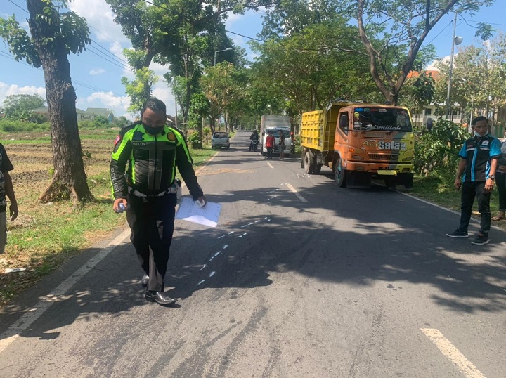 Petugas saat melakukan olah TKP di lokasi kejadian. SP/Dwy AS