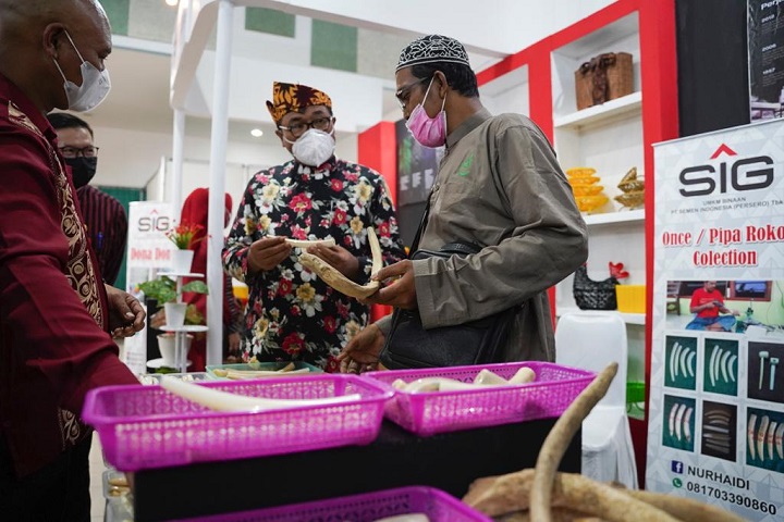 Wakil Wali kota Malang Sofyan Edi Jarwoko saat mengunjungi stan UMKM Binaan SIG “Pipes Collection” kerajinan pipa tulang ikan asal Madura, Senin (28/3). SP/Grs