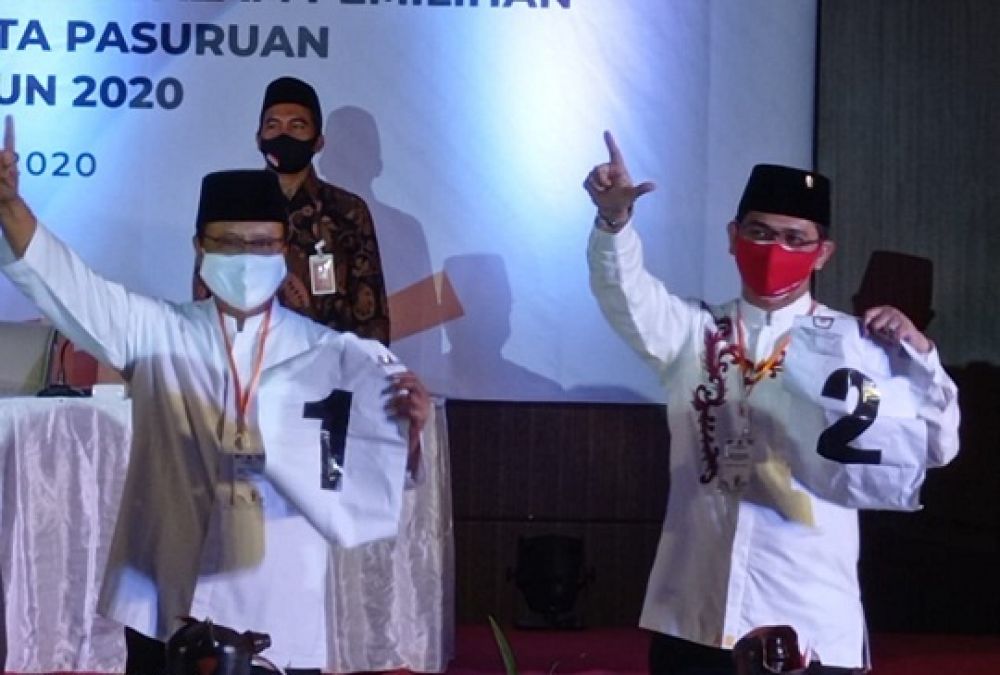 Masing masing paslon usai pengundian. Nomor urut 1 pasangan Gus Ipul - Adi Wibowo (GIAT)  dan nomor 2 pasangan Teno - Hasjim (TEGAS).