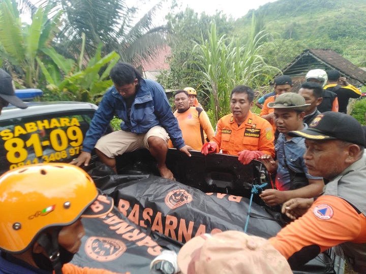 Petugas mengevakuasi jenazah korban. SP/Hadi Lestariono