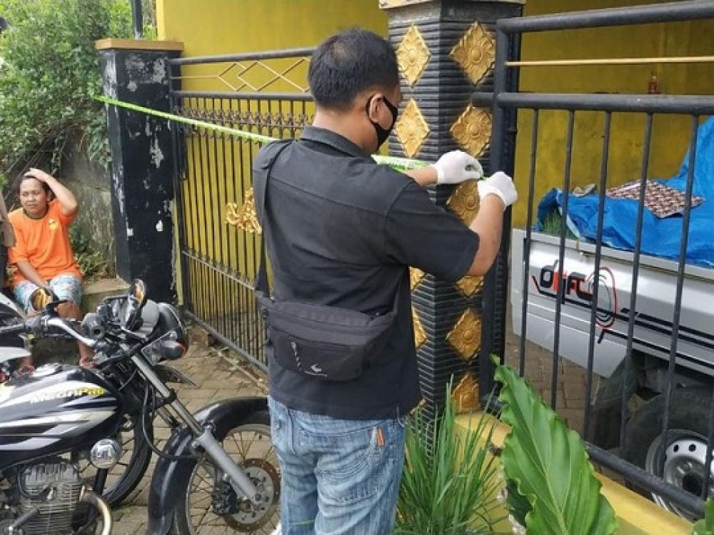 Lokasi tempat kejadian perkara dipasangi garis polisi