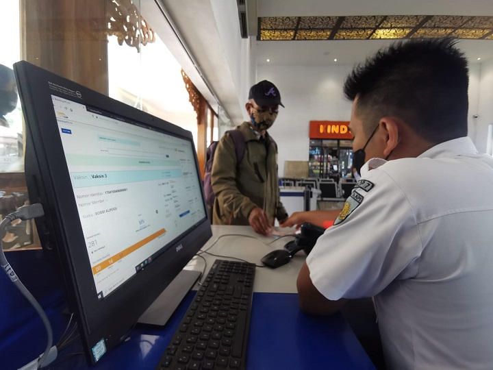 Situasi pemesanan tiket libur lebaran di stasiun. SP/Lestariono