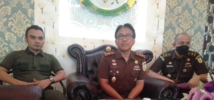 Dari kiri: kasi Intel, Kajari, kasi pidsus Kejari Kab Pasuruan.