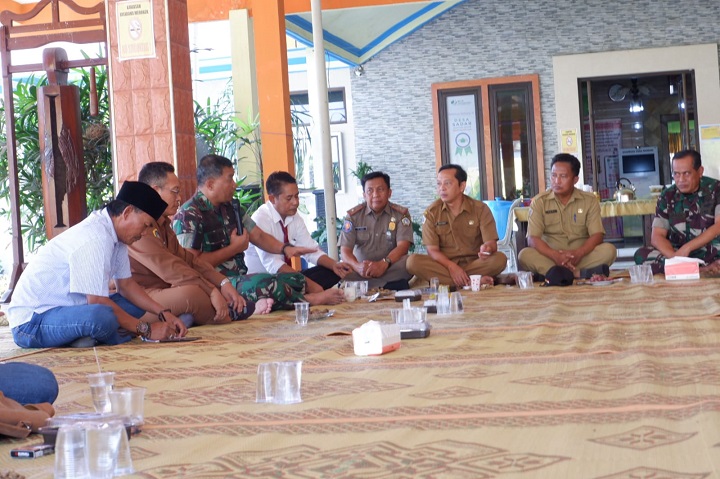 Dandim 0817 Gresik Letkol Inf Ahmad Saleh Rahanar saat menyapa dan berdialog dengan para kades di wilayah Kecamatan Manyar di Balai Desa Sembayat, Senin (29/5). SP/Grs