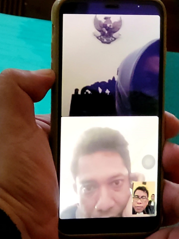 Terdakwa Dedik Kristiawan Putra, menjalani sidang dengan agenda putusan hakim, di ruang Garuda 1 PN Surabaya, secara video call, Selasa (10/01/2023). SP/Budi Mulyono