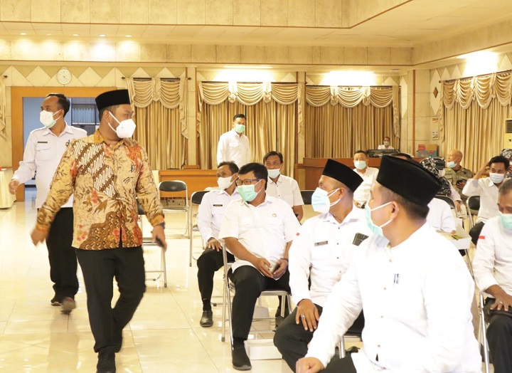 Bupati Gresik Fandi Akhmad Yani saat akan memimpin rapat pendistribusian vaksin ke Kecamatan Driyorejo dan Wringinanom, di kantornya tadi siang. SP