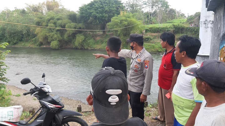 Petugas saat di TKP ditunjukkan lokasi korban menghilang olah teman korban. SP/Hadi Lestariono