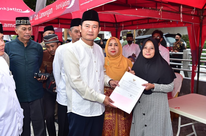 Bupati Lamongan saat menyerahkan perizinan kepada perwakilan UMKM Desa Moropelang Kec Babat. SP/MUHAJIRIN KASRUN