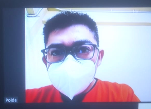 Budi Kurniawan mendengarkan putusan sela di PN Surabaya, Selasa (21/12).SP/Budi Mulyono