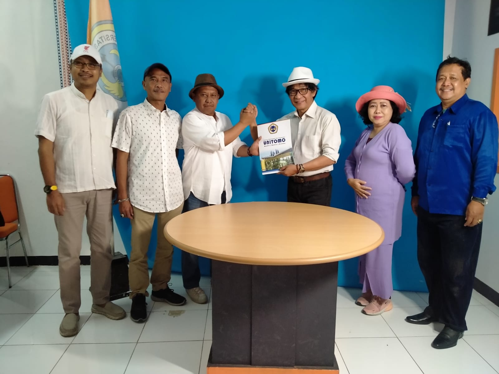 Ketua PWI Jatim Lutfil Hakim menandatangani Nota Kesepahaman dengan Dekan Fakultas Ilmu Komunikasi Unitomo