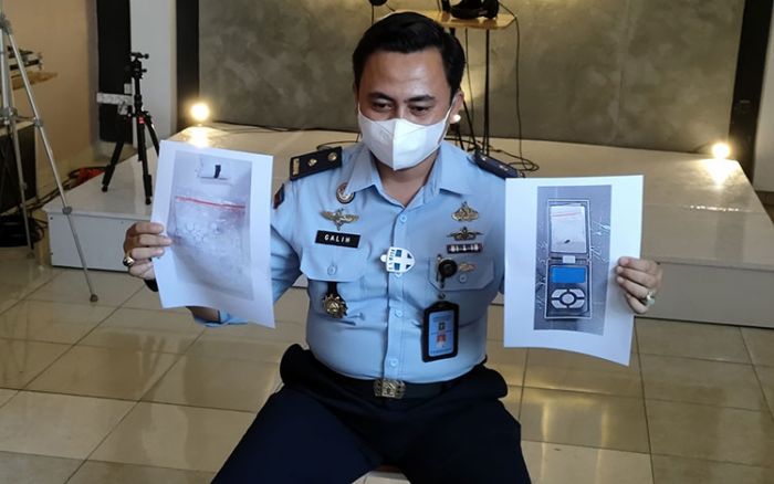 Ario Galih Maduseno, Kepala KPLP (Kesatuan Pengaman Lapas) Kelas IIA Kediri saat menunjukkan foto barang bukti yang disita. 