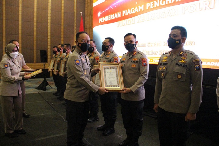 Kapolres Blitar AKBP Adhitya Panji Anom S.IK terima piagam penghargaan bersama Kapolres lainya. SP/Hadi Lestariono