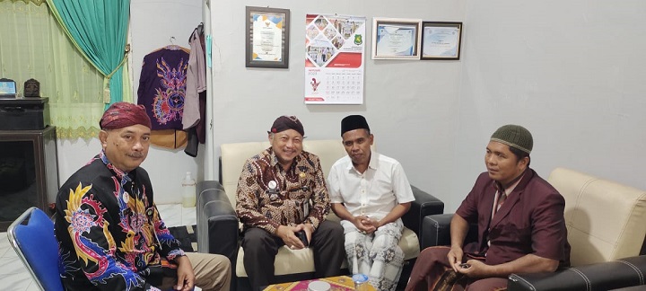 Ketua Umum Rubi, Ade Suhaimi, Camat Ganding, Abd. Khalid, S. Sos, M.Si, Sekcam Ganding, R. Hen, Yulianto dan Sekretaris Rubi, Faisal diruang kerja Camat Ganding. SP/Ainur Rahman