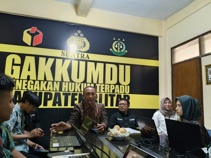 Saat di ruang Gakkumdu bersama Bawaslu Kab Blitar. SP/Lestariono