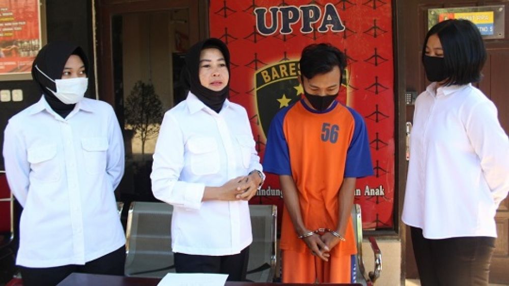  CA, mucikari yang menawarkan kenalan perempuannya kepada pria hidung belang melalui aplikasi online saat dirilis di Mapolres Jombang. (SP/Suf)