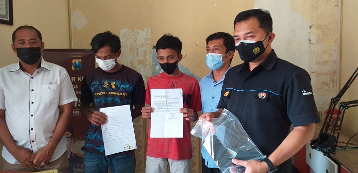 Dua pelaku pembuat konten WA, dalam releasnya menunjukkan surat pernyataan dan 2 buah Hp yang timbulkan masalah. SP/Hadi Lestariono