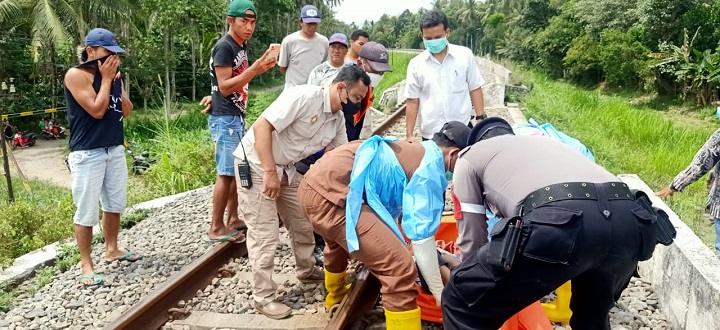 Petugas saat mengevakuasi jenazah korban. SP/Hadi Lestariono